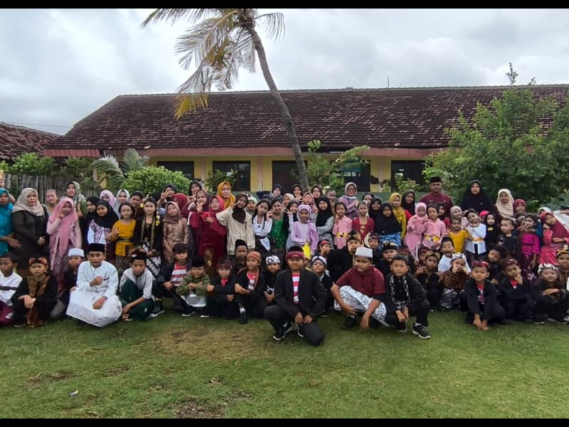MEMPERINGATI HARI PAHLAWAN DENGAN PAKAIN ADAT MADURA